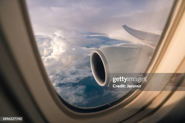 airplane fyling above clouds - flugzeugtriebwerk stock-fotos und bilder