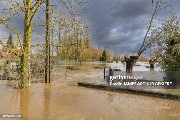 Fire fighters and rescue workers pictured at floods due to heavy rainfall in Zandbergen, Geraardsbergen on Wednesday 03 January 2024. BELGA PHOTO...