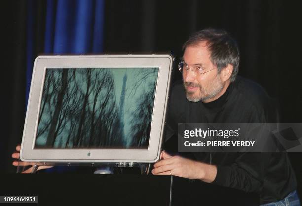 Le PDG de Apple Computer Steve Jobs présente un écran de la nouvelle gamme de produits, le 15 septembre 1999 à Paris, lors de l'ouverture d'Apple...