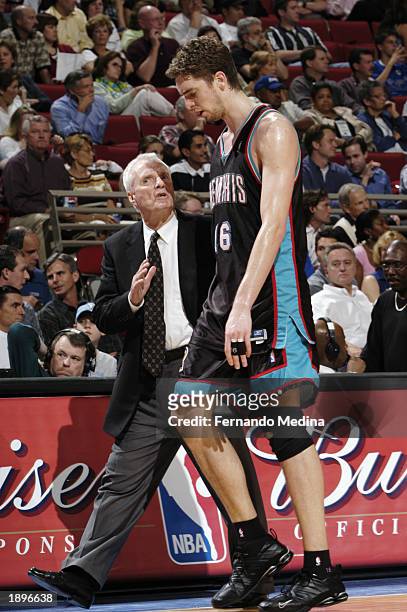 Head coach Hubie Brown of the Memphis Grizzlies talks to Pau Gasol during the game against the Orlando Magic at TD Waterhouse Centre on March 24,...