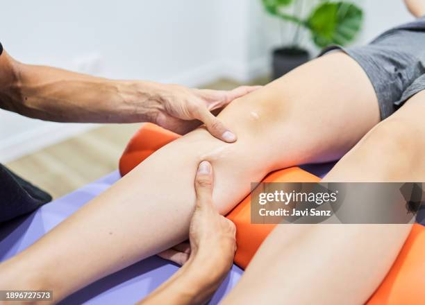 masajista que masajea la cicatriz en la pierna de un paciente. - cicatriz fotografías e imágenes de stock