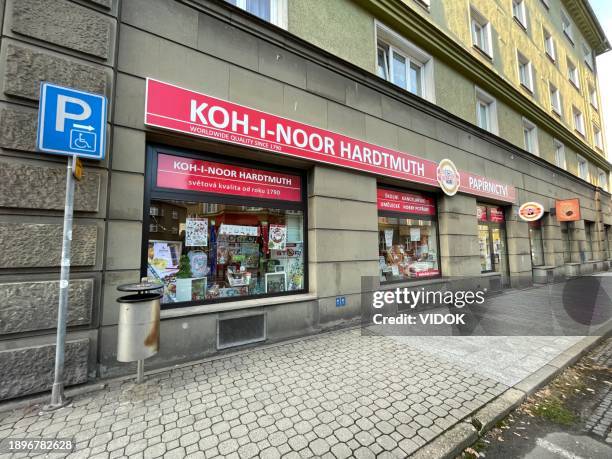 traditional pens and pencils (writing instruments) manufacturer's shop koh-i-noor hardtmuth - koh i noor stockfoto's en -beelden