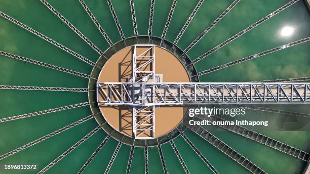 draufsicht oder luftaufnahme des wasseraufbereitungstanks, der wasseraufbereitungsproduktion für reinify water, der trinkwasserproduktion und -verteilung - abwasser stock-fotos und bilder