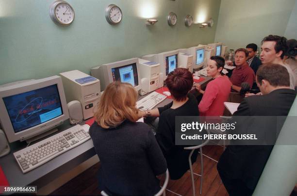 Des clients du "Café orbital", premier café informatique en France à mettre à la disposition de ses clients des ordinateurs avec une liaison...