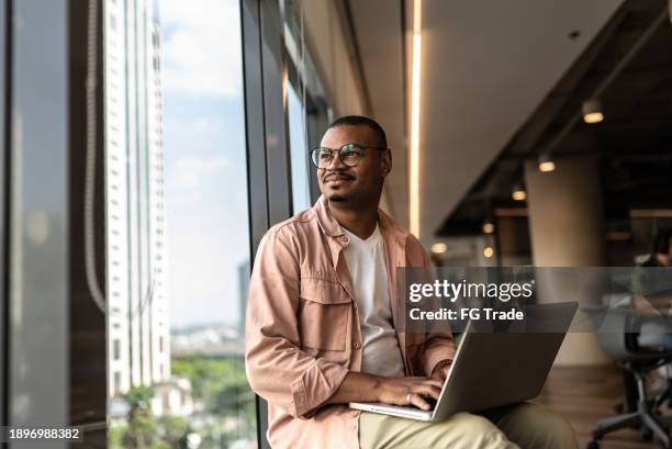 businessman contemplating on the office - entrepreneur stockfoto's en -beelden