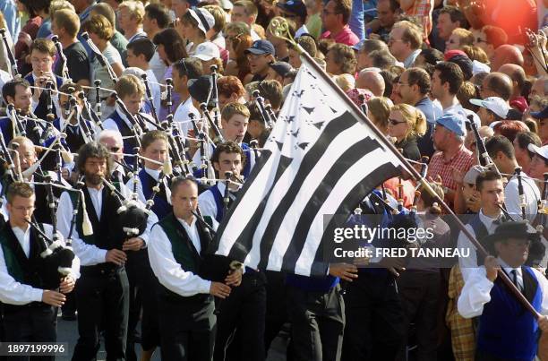 Un bagad de musiciens breton défile dans les rues de Lorient, le 03 août 2003, durant la traditionnelle parade des Nations Celtes dans le cadre de la...