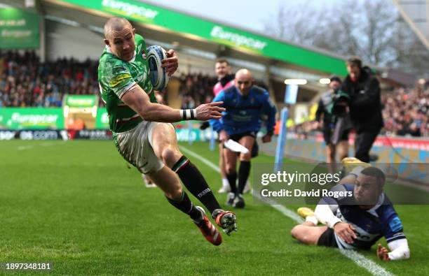 Mike Brown of Leicester Tigers goes past Max Ojomoh to score their second try during the Gallagher Premiership Rugby match between Leicester Tigers...