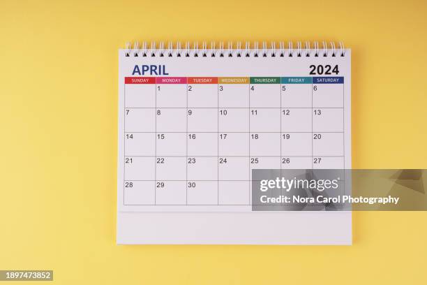 april 2024 calendar on yellow background - avril photos et images de collection