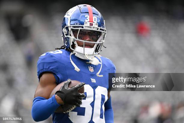 Darnay Holmes of the New York Giants warms up prior to a game against the Los Angeles Rams at MetLife Stadium on December 31, 2023 in East...