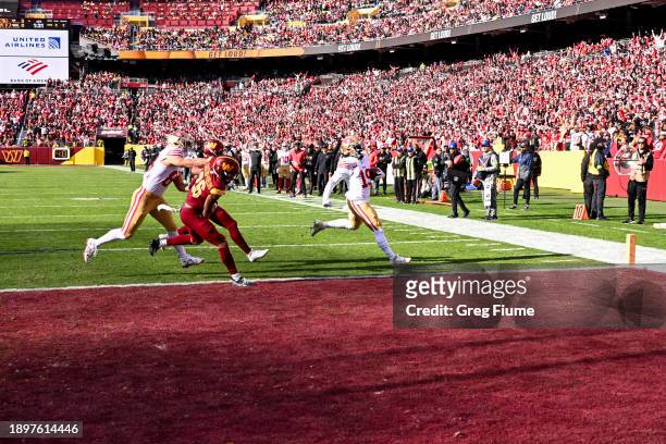 Deebo Samuel of the San Francisco 49ers runs for a touchdown during the first quarter of a game against the Washington Commanders at FedExField on...