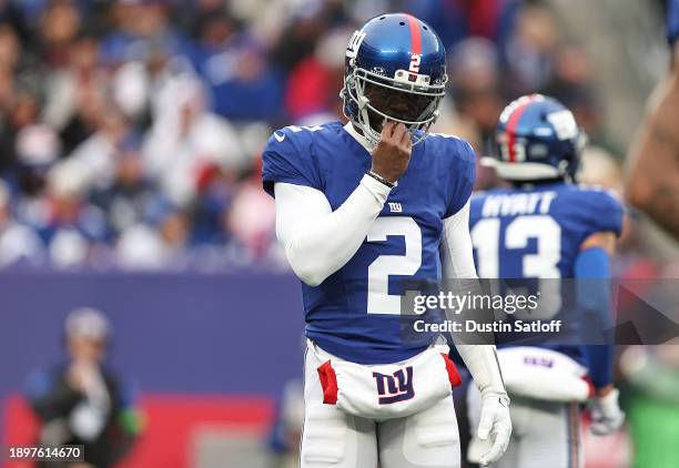 Tyrod Taylor of the New York Giants warms his hand during the first quarter against the Los Angeles Rams at MetLife Stadium on December 31, 2023 in...