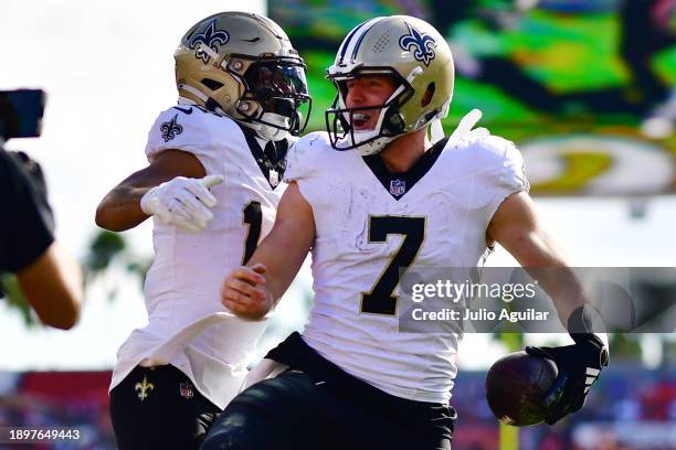 Taysom Hill of the New Orleans Saints celebrates a touchdown with teammates during the second quarter against the Tampa Bay Buccaneers at Raymond...