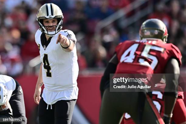 Derek Carr of the New Orleans Saints calls a play during the second quarter against the Tampa Bay Buccaneers at Raymond James Stadium on December 31,...