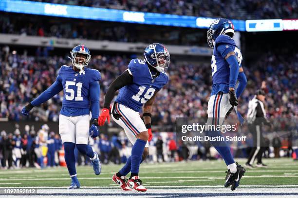 Isaiah Simmons of the New York Giants celebrates with teammates after a sack during the second half against the Los Angeles Rams at MetLife Stadium...