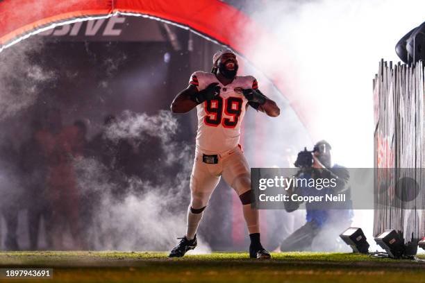 Za'Darius Smith of the Cleveland Browns runs out of the tunnel prior to an NFL football game against the New York Jets at Cleveland Browns Stadium on...