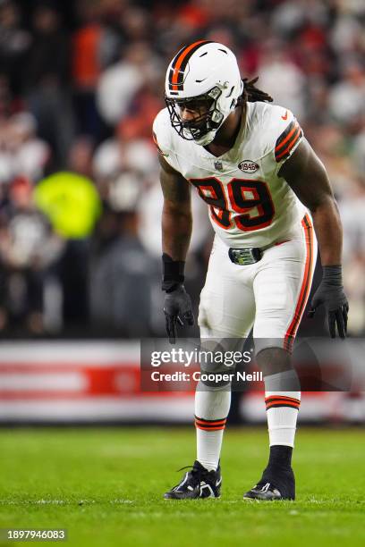 Za'Darius Smith of the Cleveland Browns lines up during an NFL football game against the New York Jets at Cleveland Browns Stadium on December 28,...