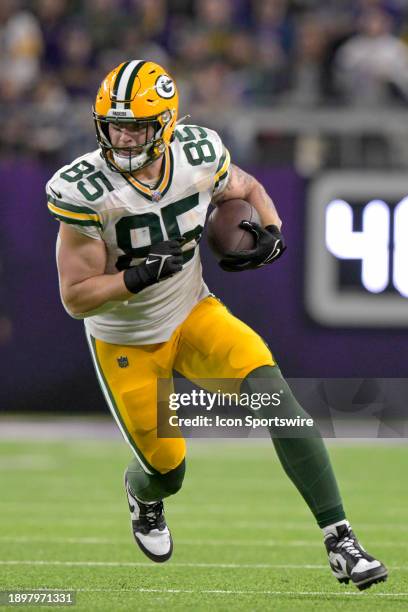 Green Bay Packers tight end Tucker Kraft runs with the ball after the catch during an NFL game between the Minnesota Vikings and Green Bay Packers on...