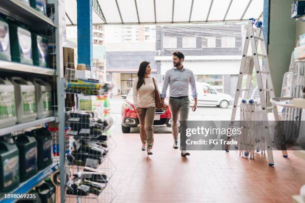 paar betritt ein baustoffgeschäft - baumarkt stock-fotos und bilder