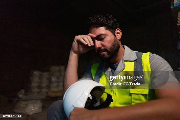 hombre trabajador de la construcción preocupado en el trabajo - presión fotografías e imágenes de stock