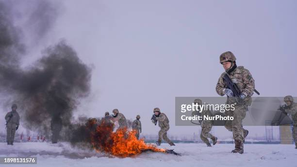 Officers and soldiers are conducting tactical training at minus 20?C in Xinjiang, China, on January 28, 2023.