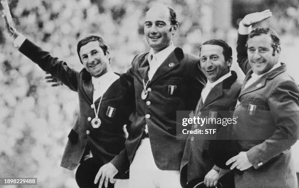 Les vainqueurs du saut d'obstacle par équipes, Hubert Parrot, Marcel Rozier, Marc Roguet et Michel Roche , saluent le public, le 01 août 1976 à...