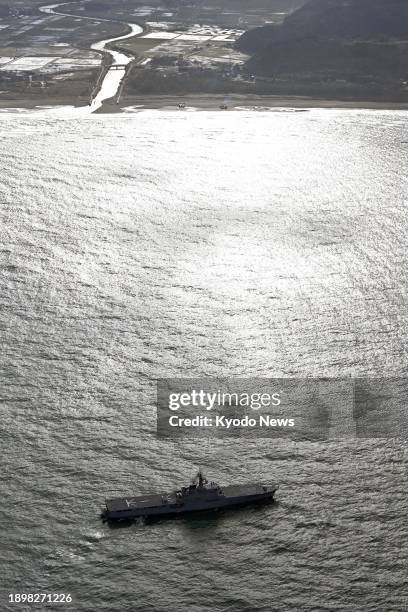 Photo taken on Jan. 4 from a Kyodo News helicopter shows Japan Maritime Self-Defense Force transport vessel Osumi off Wajima in Ishikawa Prefecture...