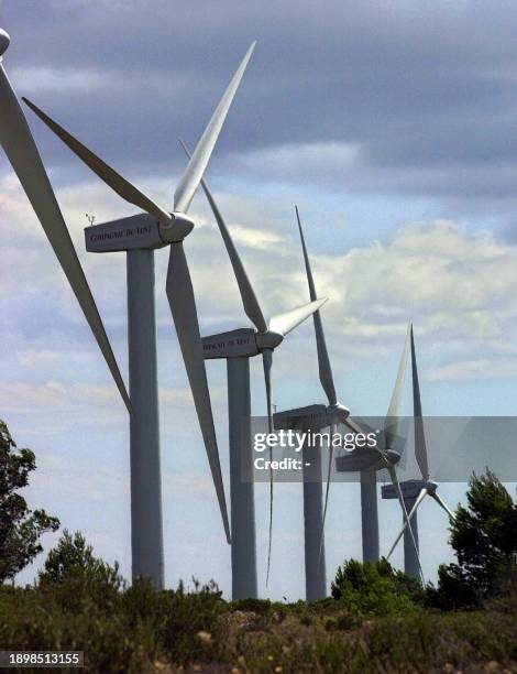 Photo d'un parc éolien prise le 25 juillet 2002 à Port-la-Nouvelle dans le Languedoc-Roussillon, première des régions françaises productrices...