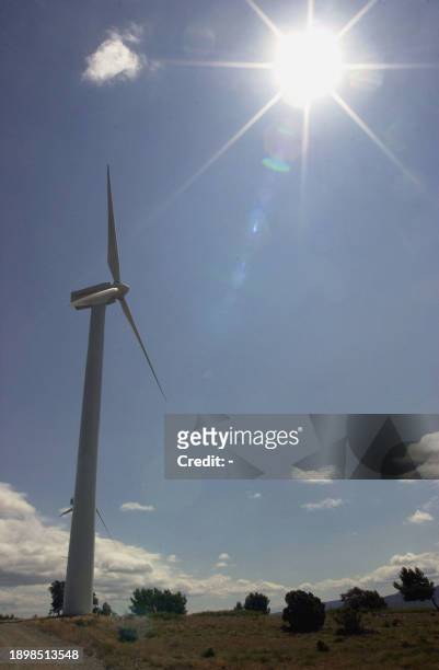 Photo d'un parc éolien prise le 25 juillet 2002 à Port-la-Nouvelle dans le Languedoc-Roussillon, première des régions françaises productrices...
