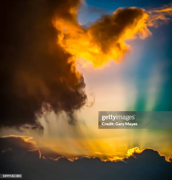 Vertical Light Beams Photos and Premium High Res Pictures - Getty Images