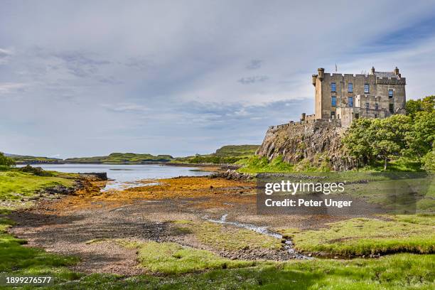 dunvegan castle is located 1 mile (1.6 km) to the north of dunvegan town, first built in the 13th century and remodelled in the 19th century, isle of skye, scotland, uk - portree photos et images de collection