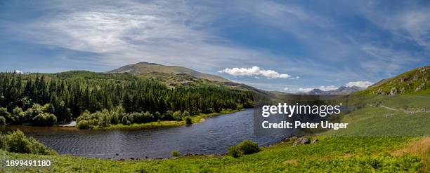 panoramic view of llynnau mymbyr ( lake ) in the snowdonia national park area, planberis, wales, united kingdom - mymbyr lake stock-fotos und bilder