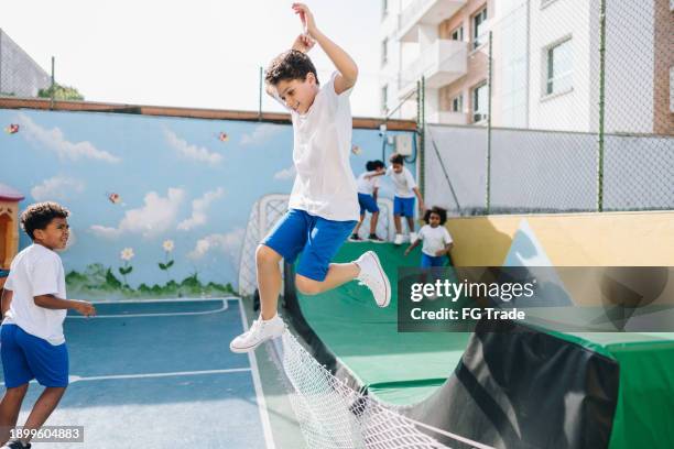 los estudiantes se divierten en el patio de la escuela - patio de colegio fotografías e imágenes de stock