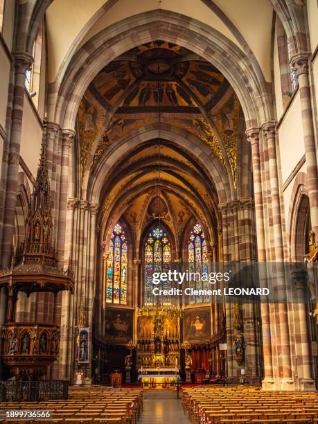 view of the choir, apse and pulpit of the eglise saints-pierre-et-paul (saint peter and saint paul church) of obernai, bas-rhin, alsace, eastern france. - pulpit stock pictures, royalty-free photos & images