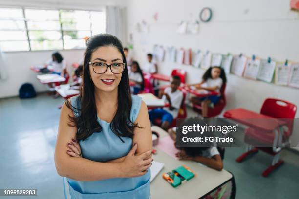 ritratto di un insegnante in classe a scuola - maestra foto e immagini stock
