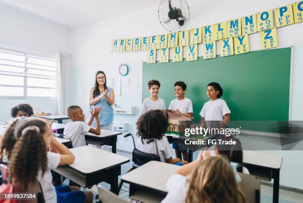 students doing a presentation on classroom at school - sala de aula - fotografias e filmes do acervo