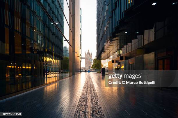 pedestrian walkway to tower bridge, london, uk - london bridge stock pictures, royalty-free photos & images