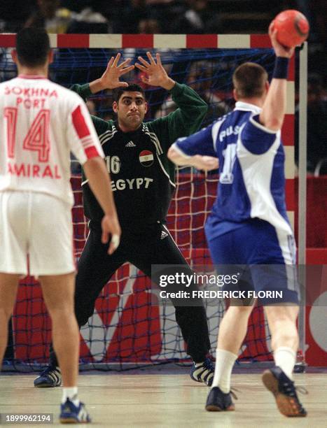 Le joueur russe Alexei Kamanine tente de marquer un but face au gardien egyptien Mohamed Abdel Ghany sous le regard de l'Egyptien Marwan Ragab, le 08...