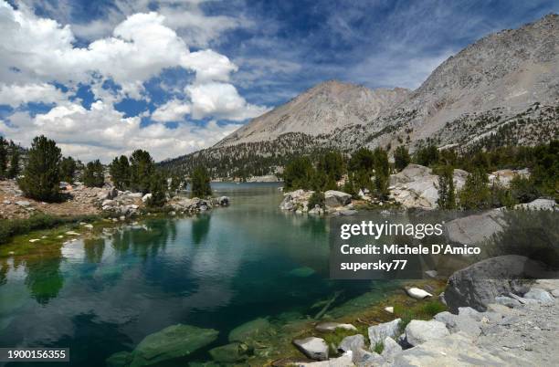 blue lake in the high sierra - kings canyon nationalpark stock-fotos und bilder