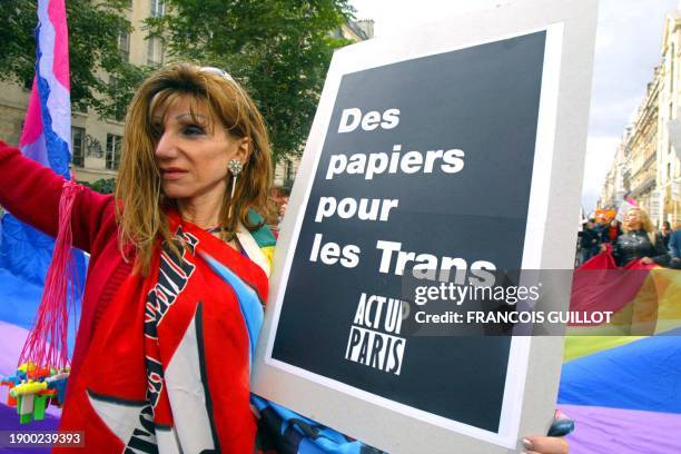 Camille Cabral, transexuelle d'origine brésilienne, élue conseill�ère du XVIIe arrondissement de Paris en mars 2001, défile lors d'une manifestation...