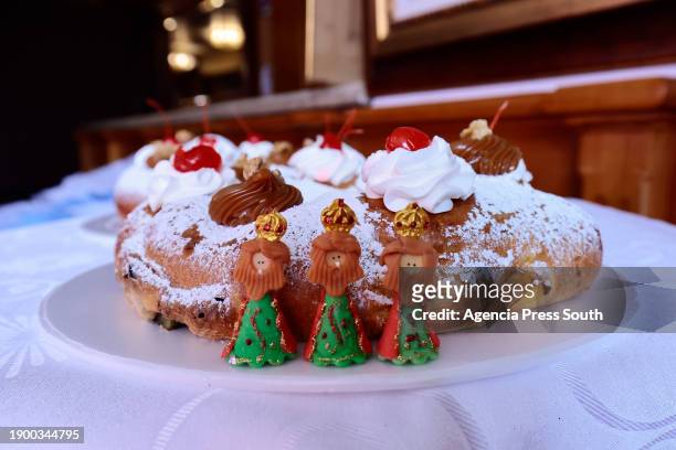 Close-up view of 'Rosca de Reyes' at La Unión pastry shop on January 4, 2024 in Quito, Ecuador. The Day of the 'Three Wise Men' is celebrated in...