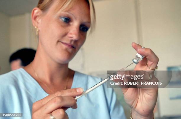 Un médecin prépare les injections, le 12 juin 2006 à Dieppe, dans le cadre d'une campagne de vaccination sans précédent pour tenter d'éradiquer les...