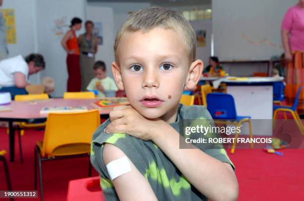 Paul vient d'être vacciné, le 12 juin 2006 à Dieppe, dans le cadre d'une campagne de vaccination sans précédent pour tenter d'éradiquer les...