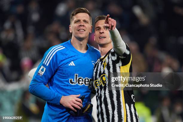 Wojciech Szczesny and Arkadiusz Milik of Juventus looks on during the Serie A TIM match between Juventus and AS Roma at Juventus Stadium on December...