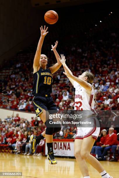 101 Jeffrey Jordan Basketball Player Stock Photos, High-Res Pictures ...