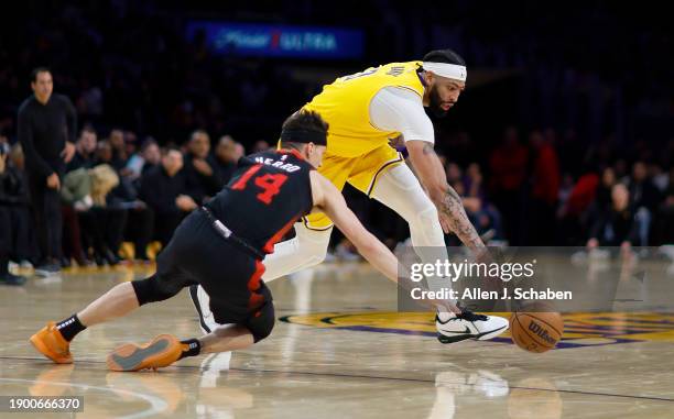 Los Angeles, CA Lakers power forward Anthony Davis, #3, battles Miami Heat guard Tyler Herro, #14 for control of a loose ball in the fourth period at...