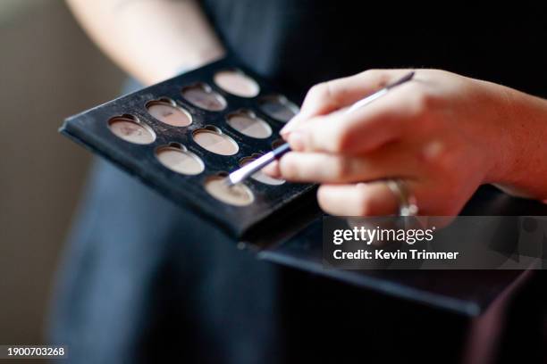 makeup artist with palette - artists palette stock pictures, royalty-free photos & images
