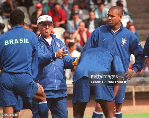 Entraîneur brésilien Mario Zagalo, écouté par Ronaldo et ses coéquipiers, donne des directives lors du match d'entraînement de l'équipe du Brésil au...