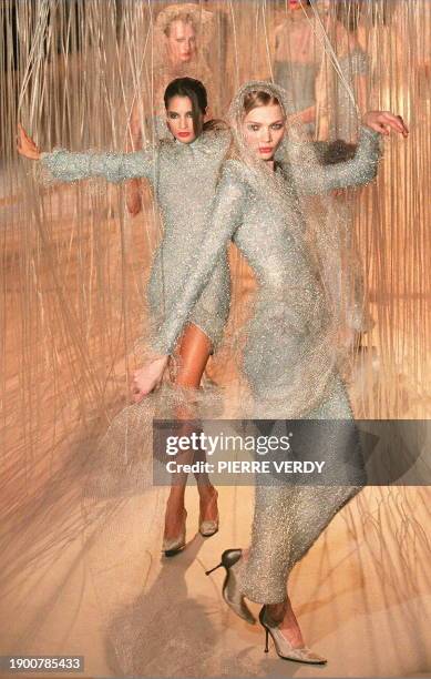 Deux mannequins du styliste allemand Karl Lagerfeld présentent des fourreaux à paillettes argentées lors du défilé de sa collection prêt-à-porter...