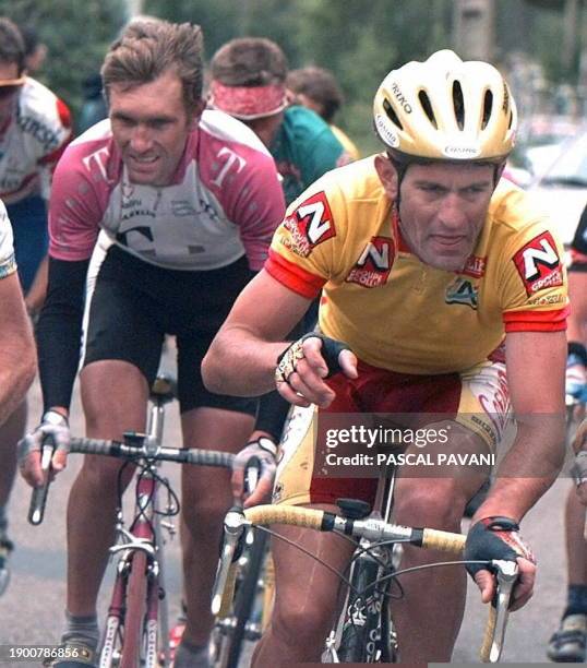 L'Italien Alberto Elli est suivi par l'Autrichien Georg Totsching dans la montée du Causse Noir, le 01 juin, lors de la 6ème et dernière étape du...