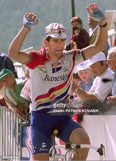 Espagnol Abraham Olano lève les bras alors qu'il franchit en tête la ligne d'arrivée de la sixième étape du critérium du Dauphiné entre Digne les...